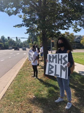 The demonstration lasted a total of an hour, with demonstrators coming and going with handmade signs.